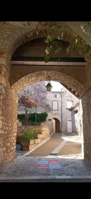 a stone archway with an entrance to a building at Ô banc de la vigne in Fabrezan