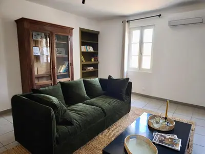 a living room with a fireplace and a coffee table at La Maison de l'Aqueduc - 4 pers au cœur des vignes - in Cournanel