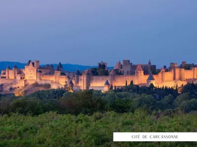 a view of a castle in the distance at Bienvenue chez Sandrine in La Redorte