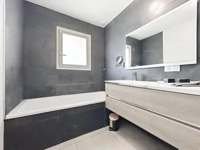 a bathroom with a bath tub and a sink at Villa Grivia - Maison avec grand jardin - Piscine - Pétanque - Ping Pong in Saint-André-de-Roquelongue