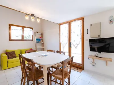 a kitchen and dining room with a table and chairs at Villa T3 à Gruissan avec climatisation et jardin - FR-1-409A-36 in Gruissan