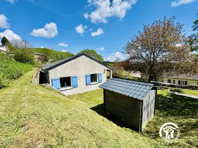 a house on a grassy hill with a shed at Nore & nature in Pradelles-Cabardès