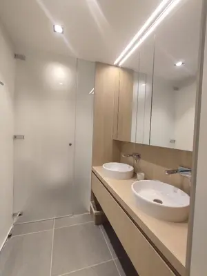 a bathroom with two sinks and a mirror at Séjour d'exception au Moulin de la Vernède avec piscine, ruisseau, climatisation et parking in Conques-sur-Orbiel