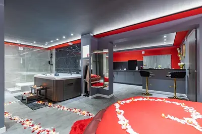 a room with a bath tub and a kitchen at Secret Night Pamiers in Pamiers