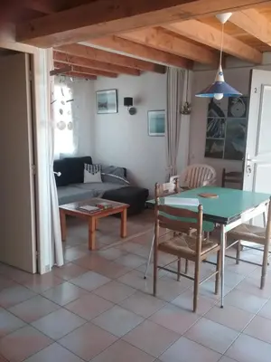a living room with a table and a couch at Appt vue imprenable sur la mer in Gruissan