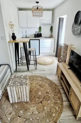 a living room with a table and a kitchen at N3-Barbacane-Pieds Cité-Clim mobile in Carcassonne