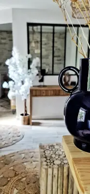 a black vase sitting on top of a table at N3-Barbacane-Pieds Cité-Clim mobile in Carcassonne