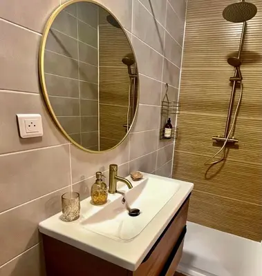 a bathroom with a sink and a mirror at Le Gîte d'Oré - 2 Chambres et Climatisation in Carcassonne