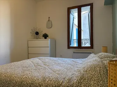 a bedroom with a bed and a window at T2 contemporain centre ville in Narbonne