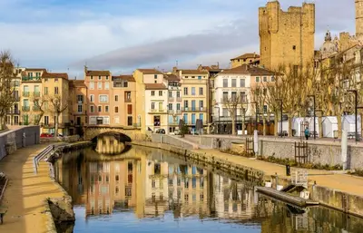 a bridge over a river in a city with buildings at T2 contemporain centre ville in Narbonne