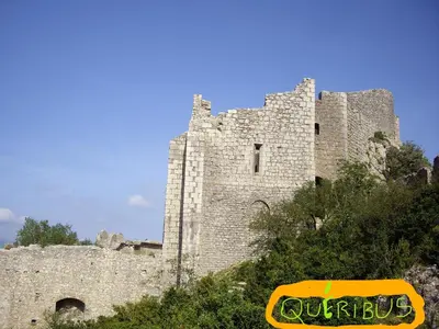 a castle with a yellow sign in front of it at Chez Odile in Sigean