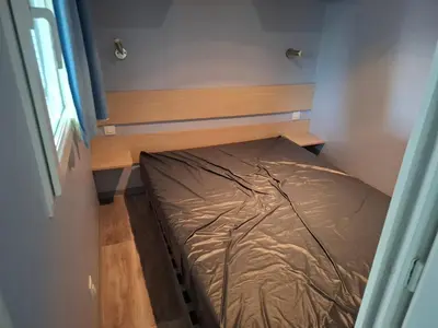 a small bed in a small room with a window at Lya in Nages