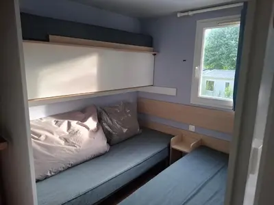 a small room with a bed and a window at Lya in Nages