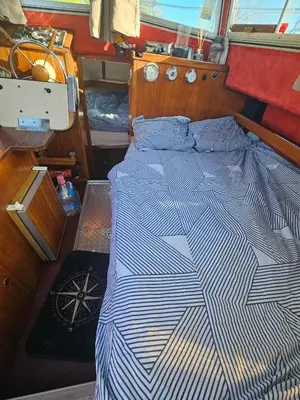 a bed in the back of a boat at bateau tinkerbell in Labastide-dʼAnjou