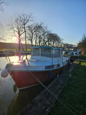 a boat is docked in the water at sunset at bateau tinkerbell in Labastide-dʼAnjou