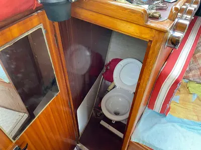 a small bathroom with a toilet in a room at bateau tinkerbell in Labastide-dʼAnjou