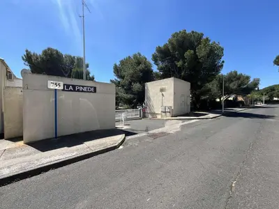 an empty street with a sign that reads la paza at Appartement La Pinède avec Terrasse, clim et parking - GN320-124 in Gruissan