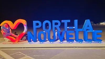 a sign that says post la novo at night at Cocon du Lac 4 couchages 500m à pied des plages in Port-la-Nouvelle