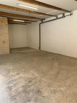 a garage with a large room with white walls at Maison de ville centre de Narbonne Amardeil in Narbonne