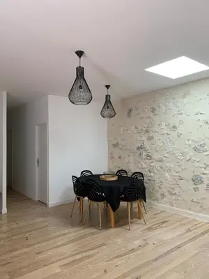 a dining room with a table and chairs at Maison de ville centre de Narbonne Amardeil in Narbonne