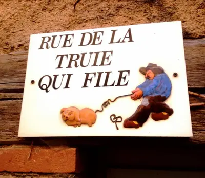 a sign that saysrue de laute out file at Gîte de la Truie qui File in Noailhac