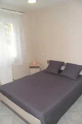 a bedroom with a bed with blue sheets and a window at Gîte 8 Personnes Piscine Privée Aude Occitanie Sud Corbières in Fabrezan