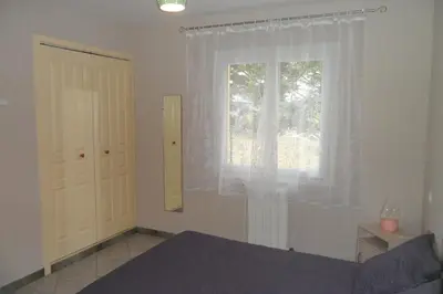 a bedroom with a bed and a window at Gîte 8 Personnes Piscine Privée Aude Occitanie Sud Corbières in Fabrezan