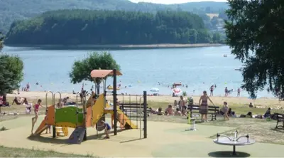 a group of people at a beach with people in the water at Magnifique Gîte 4 à 10 personnes in Nages