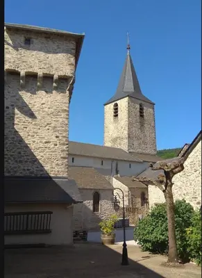 a large stone building with a tower on top of it at Magnifique Gîte 4 à 10 personnes in Nages