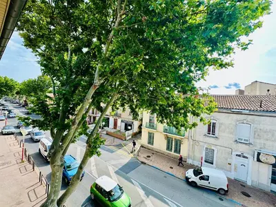 a view of a street with cars parked on the street at T2 à proximité Grand Buffets in Narbonne