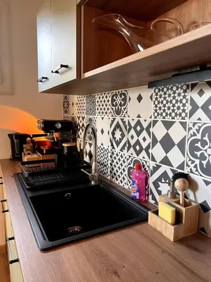 a kitchen with a sink and black and white tiles at Plage à 15 min - Proche de la Gare - 6 personnes - 3 Chambres - Idéal Famille in Narbonne