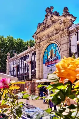 a building with a bunch of flowers in front of it at Plage à 15 min - Proche de la Gare - 6 personnes - 3 Chambres - Idéal Famille in Narbonne