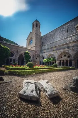 a stone bench in front of a large building at Plage à 15 min - Proche de la Gare - 6 personnes - 3 Chambres - Idéal Famille in Narbonne