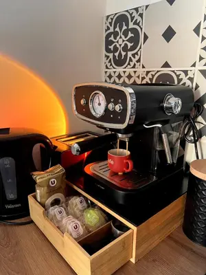 a coffeemaker sitting on top of a coffee machine at Plage à 15 min - Proche de la Gare - 6 personnes - 3 Chambres - Idéal Famille in Narbonne