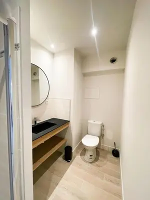 a small bathroom with a toilet and a sink at Pipa in Narbonne