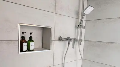 a shower with two bottles of wine in a mirror at 151 - Terrasse & Jacuzzi, Rue Trivalle, Pied de la cité de Carcassonne - Climatisation, Netflix, Fibre in Carcassonne