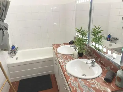 a bathroom with two sinks and a bath tub at Le PALACE, Auberge in Carcassonne