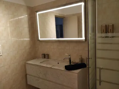 a bathroom with a sink and a mirror at Sunny Pearl - Spacieux Appartement Climatisé au Centre ville in Narbonne