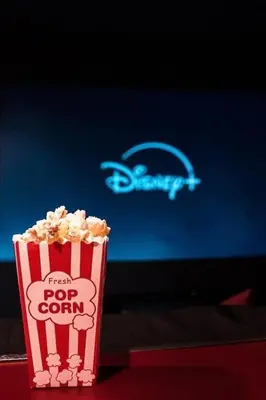 a container of popcorn sitting on top of a table at Studio Cinéma privé Centre ville & King size in Narbonne