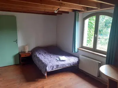 a small bedroom with a bed and a window at Gîte à la ferme in Montolieu