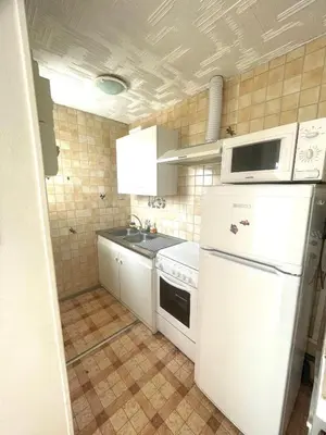 a kitchen with a white refrigerator and a microwave at Chalet climatisé 5 personnes Gruissan plage in Gruissan