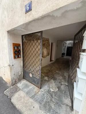 an open door in a building with a wall at Appartement centre-ville Narbonne 5 personnes, climatisé, 2 chambres in Narbonne