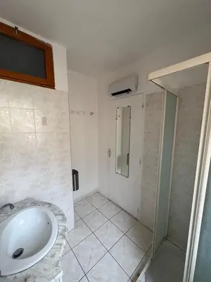 a bathroom with a sink and a shower at Spacieux appartement Coeur du Village Wifi Draps in Gruissan