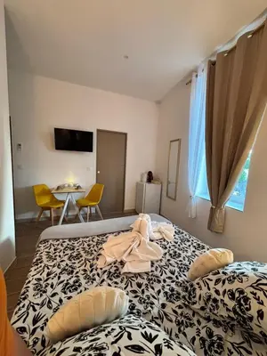 a bedroom with a bed in a room at La Perle in Narbonne