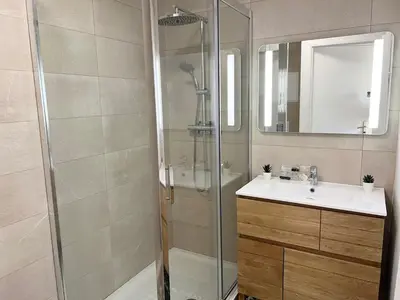 a bathroom with a shower and a sink at Bel appartement avec piscine et vue bateaux in Gruissan