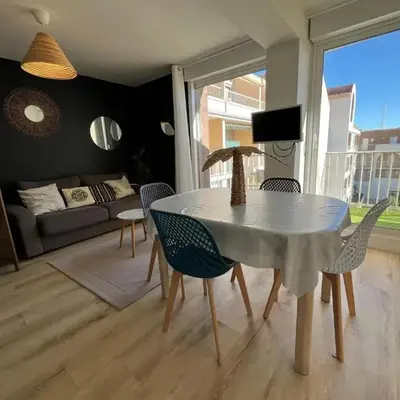 Bel appartement avec piscine et vue bateaux
