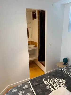 a room with a bathroom with a sink and a mirror at Appartement indépendant climatisé Chez Amel & Rémi in Fabrezan