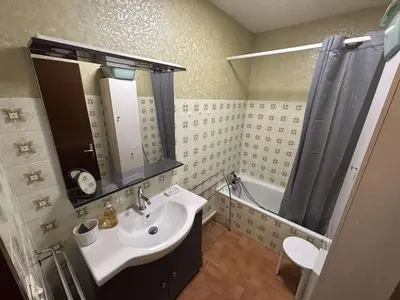 a bathroom with a sink and a mirror and a tub at Appartement 2 pièces - Port la Nouvelle PN010-18 in Port-la-Nouvelle
