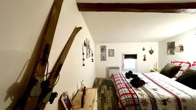 a bedroom with a bed in a room at Appartement style chalet proche Cité Carcassonne & lac de la Cavayère in Trèbes