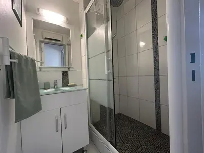 a bathroom with a shower and a sink at Le Ponant - Appartement proche du port et de la mer in Gruissan